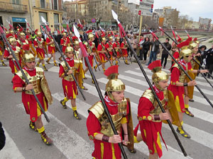75&egrave; aniversari Associaci&oacute; de Jes&uacute;s Crucificat - Manaies de Girona. Vexillatio Gerundensis. Desfilada de 781 manaies pels carrers de Girona