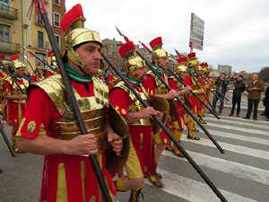 75&egrave; aniversari Associaci&oacute; de Jes&uacute;s Crucificat - Manaies de Girona. Vexillatio Gerundensis. Desfilada de 781 manaies pels carrers de Girona