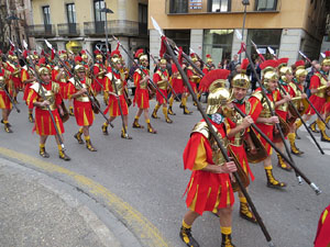 75&egrave; aniversari Associaci&oacute; de Jes&uacute;s Crucificat - Manaies de Girona. Vexillatio Gerundensis. Desfilada de 781 manaies pels carrers de Girona