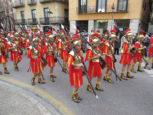 75&egrave; aniversari Associaci&oacute; de Jes&uacute;s Crucificat - Manaies de Girona. Vexillatio Gerundensis. Desfilada de 781 manaies pels carrers de Girona