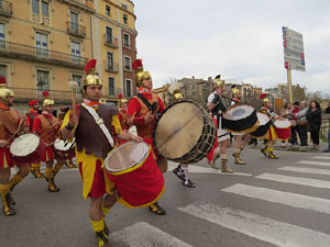 75&egrave; aniversari Associaci&oacute; de Jes&uacute;s Crucificat - Manaies de Girona. Vexillatio Gerundensis. Desfilada de 781 manaies pels carrers de Girona