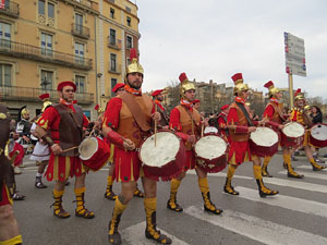 75&egrave; aniversari Associaci&oacute; de Jes&uacute;s Crucificat - Manaies de Girona. Vexillatio Gerundensis. Desfilada de 781 manaies pels carrers de Girona