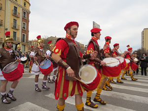 75&egrave; aniversari Associaci&oacute; de Jes&uacute;s Crucificat - Manaies de Girona. Vexillatio Gerundensis. Desfilada de 781 manaies pels carrers de Girona