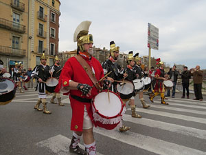 75&egrave; aniversari Associaci&oacute; de Jes&uacute;s Crucificat - Manaies de Girona. Vexillatio Gerundensis. Desfilada de 781 manaies pels carrers de Girona