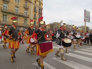 75&egrave; aniversari Associaci&oacute; de Jes&uacute;s Crucificat - Manaies de Girona. Vexillatio Gerundensis. Desfilada de 781 manaies pels carrers de Girona
