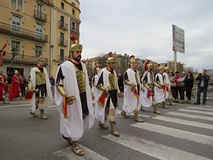 75&egrave; aniversari Associaci&oacute; de Jes&uacute;s Crucificat - Manaies de Girona. Vexillatio Gerundensis. Desfilada de 781 manaies pels carrers de Girona
