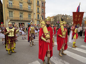 75&egrave; aniversari Associaci&oacute; de Jes&uacute;s Crucificat - Manaies de Girona. Vexillatio Gerundensis. Desfilada de 781 manaies pels carrers de Girona