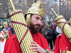 75&egrave; aniversari Associaci&oacute; de Jes&uacute;s Crucificat - Manaies de Girona. Vexillatio Gerundensis. Desfilada de 781 manaies pels carrers de Girona