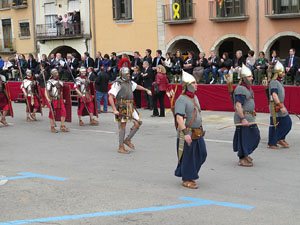 75&egrave; aniversari Associaci&oacute; de Jes&uacute;s Crucificat - Manaies de Girona. Vexillatio Gerundensis. Desfilada de 781 manaies pels carrers de Girona