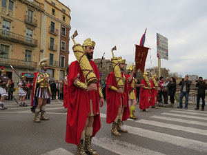 75&egrave; aniversari Associaci&oacute; de Jes&uacute;s Crucificat - Manaies de Girona. Vexillatio Gerundensis. Desfilada de 781 manaies pels carrers de Girona