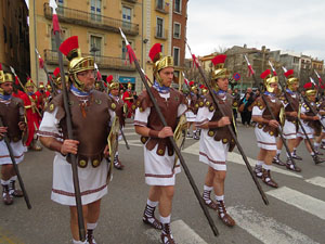 75&egrave; aniversari Associaci&oacute; de Jes&uacute;s Crucificat - Manaies de Girona. Vexillatio Gerundensis. Desfilada de 781 manaies pels carrers de Girona