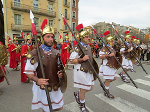 75&egrave; aniversari Associaci&oacute; de Jes&uacute;s Crucificat - Manaies de Girona. Vexillatio Gerundensis. Desfilada de 781 manaies pels carrers de Girona
