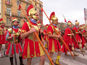 75&egrave; aniversari Associaci&oacute; de Jes&uacute;s Crucificat - Manaies de Girona. Vexillatio Gerundensis. Desfilada de 781 manaies pels carrers de Girona