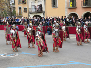 75&egrave; aniversari Associaci&oacute; de Jes&uacute;s Crucificat - Manaies de Girona. Vexillatio Gerundensis. Desfilada de 781 manaies pels carrers de Girona