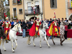 75&egrave; aniversari Associaci&oacute; de Jes&uacute;s Crucificat - Manaies de Girona. Vexillatio Gerundensis. Desfilada de 781 manaies pels carrers de Girona