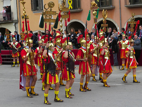 75&egrave; aniversari Associaci&oacute; de Jes&uacute;s Crucificat - Manaies de Girona. Vexillatio Gerundensis. Desfilada de 781 manaies pels carrers de Girona