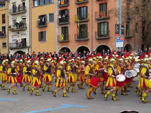 75&egrave; aniversari Associaci&oacute; de Jes&uacute;s Crucificat - Manaies de Girona. Vexillatio Gerundensis. Desfilada de 781 manaies pels carrers de Girona