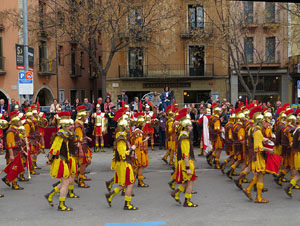 75&egrave; aniversari Associaci&oacute; de Jes&uacute;s Crucificat - Manaies de Girona. Vexillatio Gerundensis. Desfilada de 781 manaies pels carrers de Girona