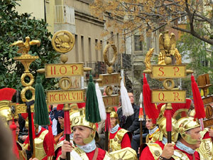 75&egrave; aniversari Associaci&oacute; de Jes&uacute;s Crucificat - Manaies de Girona. Vexillatio Gerundensis. Desfilada de 781 manaies pels carrers de Girona
