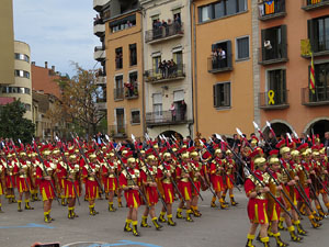 75&egrave; aniversari Associaci&oacute; de Jes&uacute;s Crucificat - Manaies de Girona. Vexillatio Gerundensis. Desfilada de 781 manaies pels carrers de Girona