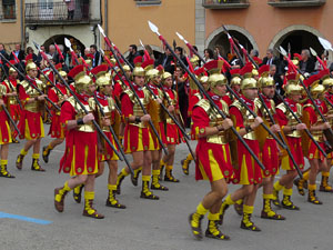 75&egrave; aniversari Associaci&oacute; de Jes&uacute;s Crucificat - Manaies de Girona. Vexillatio Gerundensis. Desfilada de 781 manaies pels carrers de Girona