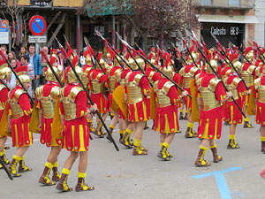 75&egrave; aniversari Associaci&oacute; de Jes&uacute;s Crucificat - Manaies de Girona. Vexillatio Gerundensis. Desfilada de 781 manaies pels carrers de Girona