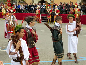 75&egrave; aniversari Associaci&oacute; de Jes&uacute;s Crucificat - Manaies de Girona. Vexillatio Gerundensis. Desfilada de 781 manaies pels carrers de Girona