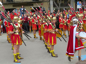 75&egrave; aniversari Associaci&oacute; de Jes&uacute;s Crucificat - Manaies de Girona. Vexillatio Gerundensis. Desfilada de 781 manaies pels carrers de Girona