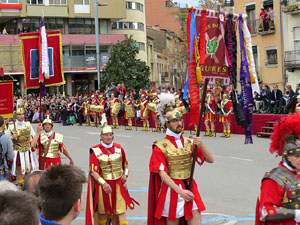 75&egrave; aniversari Associaci&oacute; de Jes&uacute;s Crucificat - Manaies de Girona. Vexillatio Gerundensis. Desfilada de 781 manaies pels carrers de Girona