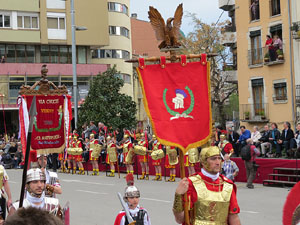75&egrave; aniversari Associaci&oacute; de Jes&uacute;s Crucificat - Manaies de Girona. Vexillatio Gerundensis. Desfilada de 781 manaies pels carrers de Girona