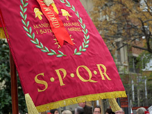 75&egrave; aniversari Associaci&oacute; de Jes&uacute;s Crucificat - Manaies de Girona. Vexillatio Gerundensis. Desfilada de 781 manaies pels carrers de Girona
