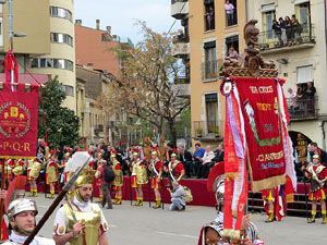 75&egrave; aniversari Associaci&oacute; de Jes&uacute;s Crucificat - Manaies de Girona. Vexillatio Gerundensis. Desfilada de 781 manaies pels carrers de Girona