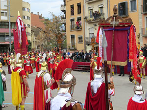 75&egrave; aniversari Associaci&oacute; de Jes&uacute;s Crucificat - Manaies de Girona. Vexillatio Gerundensis. Desfilada de 781 manaies pels carrers de Girona