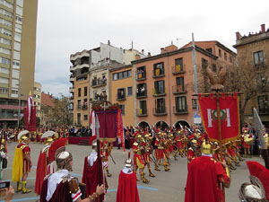 75&egrave; aniversari Associaci&oacute; de Jes&uacute;s Crucificat - Manaies de Girona. Vexillatio Gerundensis. Desfilada de 781 manaies pels carrers de Girona