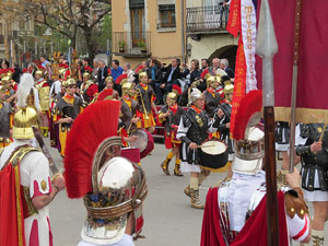 75&egrave; aniversari Associaci&oacute; de Jes&uacute;s Crucificat - Manaies de Girona. Vexillatio Gerundensis. Desfilada de 781 manaies pels carrers de Girona