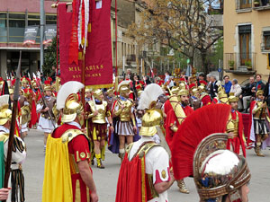75&egrave; aniversari Associaci&oacute; de Jes&uacute;s Crucificat - Manaies de Girona. Vexillatio Gerundensis. Desfilada de 781 manaies pels carrers de Girona