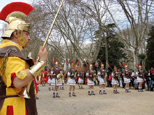 75&egrave; aniversari Associaci&oacute; de Jes&uacute;s Crucificat - Manaies de Girona. Vexillatio Gerundensis. Desfilada de 781 manaies pels carrers de Girona