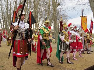 75&egrave; aniversari Associaci&oacute; de Jes&uacute;s Crucificat - Manaies de Girona. Vexillatio Gerundensis. Desfilada de 781 manaies pels carrers de Girona