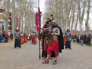 75&egrave; aniversari Associaci&oacute; de Jes&uacute;s Crucificat - Manaies de Girona. Vexillatio Gerundensis. Desfilada de 781 manaies pels carrers de Girona