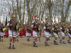 75&egrave; aniversari Associaci&oacute; de Jes&uacute;s Crucificat - Manaies de Girona. Vexillatio Gerundensis. Desfilada de 781 manaies pels carrers de Girona