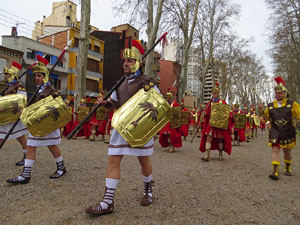 75&egrave; aniversari Associaci&oacute; de Jes&uacute;s Crucificat - Manaies de Girona. Vexillatio Gerundensis. Desfilada de 781 manaies pels carrers de Girona