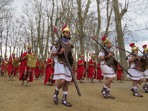 75&egrave; aniversari Associaci&oacute; de Jes&uacute;s Crucificat - Manaies de Girona. Vexillatio Gerundensis. Desfilada de 781 manaies pels carrers de Girona