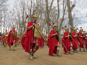 75&egrave; aniversari Associaci&oacute; de Jes&uacute;s Crucificat - Manaies de Girona. Vexillatio Gerundensis. Desfilada de 781 manaies pels carrers de Girona