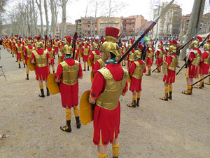 75&egrave; aniversari Associaci&oacute; de Jes&uacute;s Crucificat - Manaies de Girona. Vexillatio Gerundensis. Desfilada de 781 manaies pels carrers de Girona