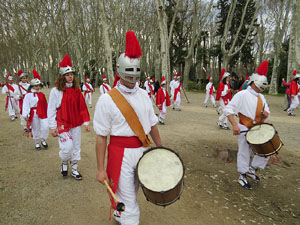 75&egrave; aniversari Associaci&oacute; de Jes&uacute;s Crucificat - Manaies de Girona. Vexillatio Gerundensis. Desfilada de 781 manaies pels carrers de Girona