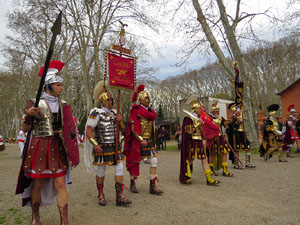 75&egrave; aniversari Associaci&oacute; de Jes&uacute;s Crucificat - Manaies de Girona. Vexillatio Gerundensis. Desfilada de 781 manaies pels carrers de Girona