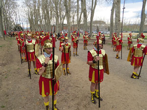 75&egrave; aniversari Associaci&oacute; de Jes&uacute;s Crucificat - Manaies de Girona. Vexillatio Gerundensis. Desfilada de 781 manaies pels carrers de Girona
