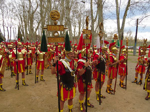 75&egrave; aniversari Associaci&oacute; de Jes&uacute;s Crucificat - Manaies de Girona. Vexillatio Gerundensis. Desfilada de 781 manaies pels carrers de Girona