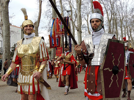 75&egrave; aniversari Associaci&oacute; de Jes&uacute;s Crucificat - Manaies de Girona. Vexillatio Gerundensis. Desfilada de 781 manaies pels carrers de Girona
