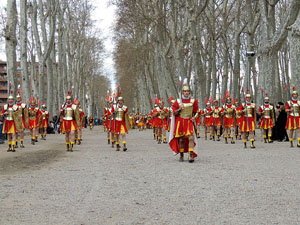 75&egrave; aniversari Associaci&oacute; de Jes&uacute;s Crucificat - Manaies de Girona. Vexillatio Gerundensis. Desfilada de 781 manaies pels carrers de Girona